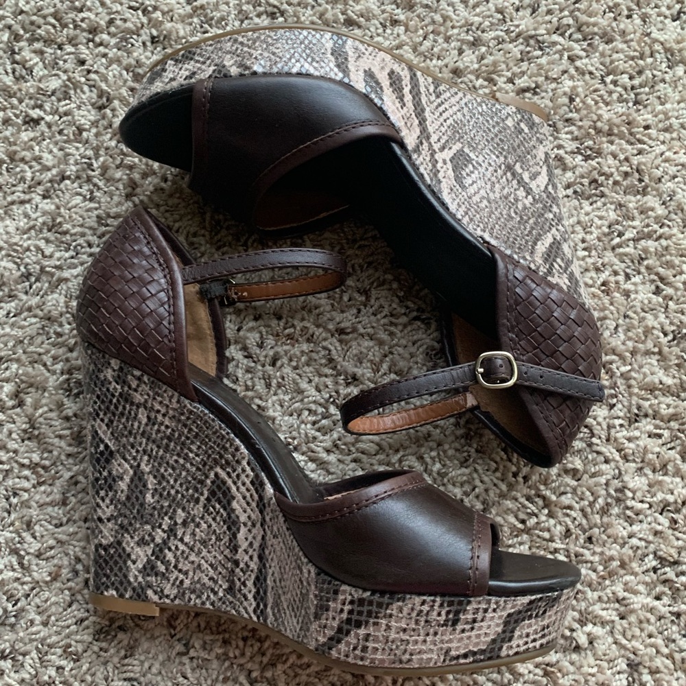 Banana Republic Nicola snakeprint platform wedge 8